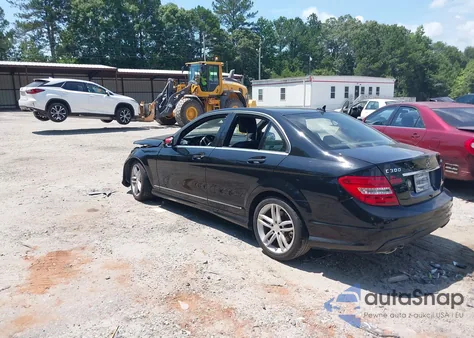 2014 Mercedes-Benz C 300 z USA, uszkodzony, nr VIN WDDGF8AB1EG158038